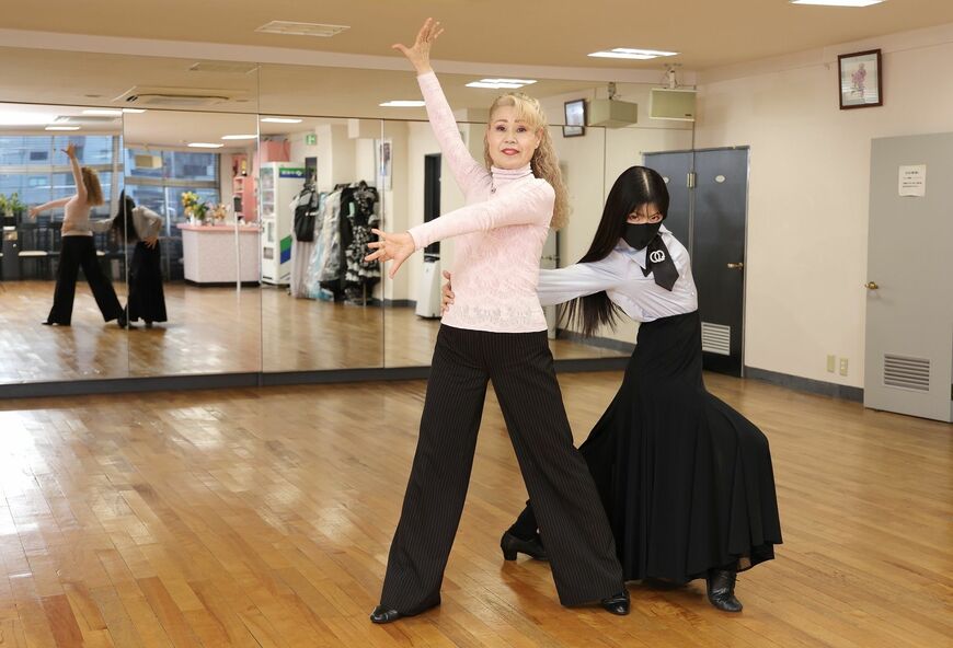 写真左から、オーナーで講師の橋本沙代子さんと、講師の比美野めいびさん（写真：尾形文繁）