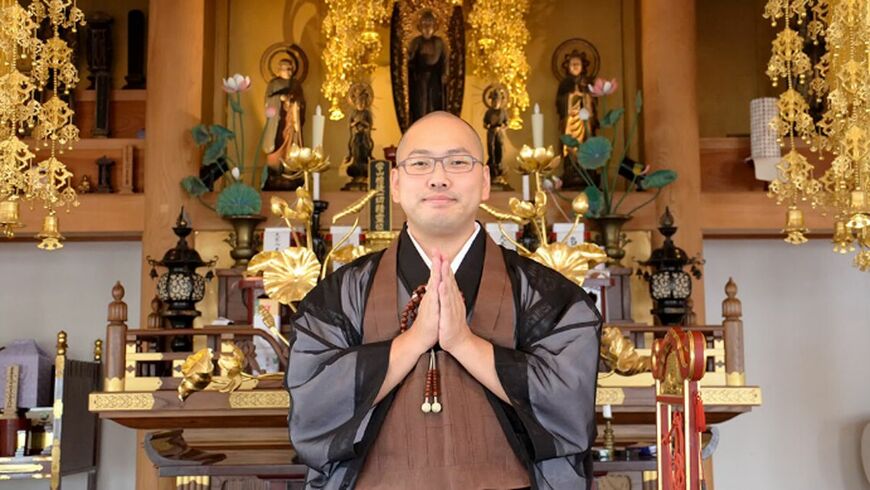 現在、副住職を務めるかたわら、寺院ITアドバイザーとして活動する小路竜嗣さん。自分の強みを最大限に活かすキャリアの歩み方についてお話を伺いました（写真：エンジニアtype）