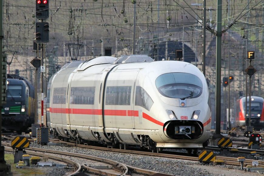 ヴュルツブルク中央駅へ進入するICE。日本の新幹線とは違い、ICEは貨物列車や近郊列車と線路を共用する（撮影：橋爪智之）