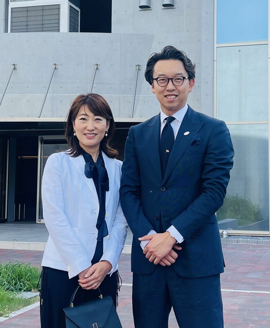 2023年9月3日、完成したRugby School Japan校舎の前にて。CEA共同創設者及び同校副理事長の妻、須田絢日と共に（写真：CEA）