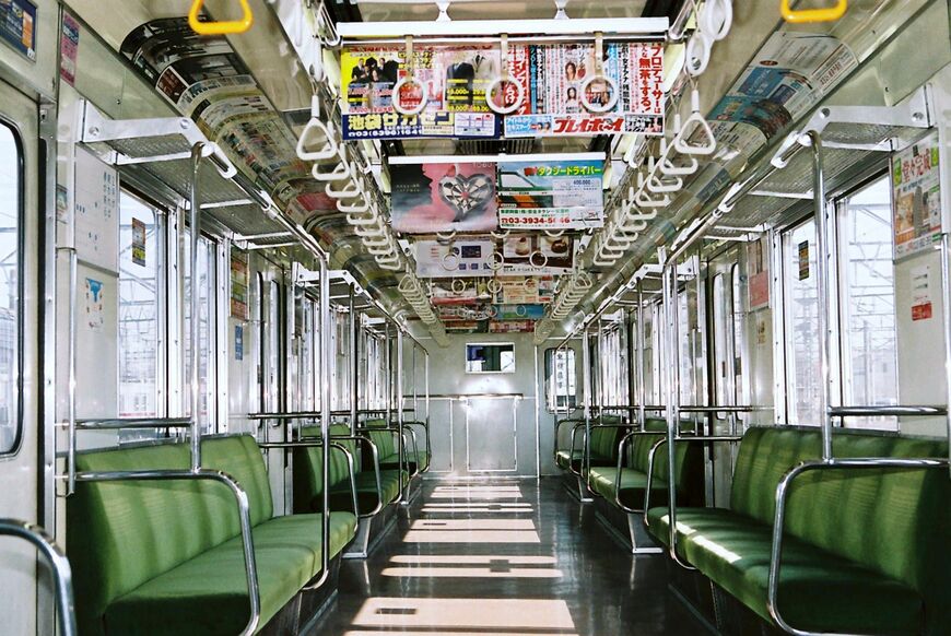 かつての車内。緑色のシートで座席横の仕切りもパイプだった（記者撮影）