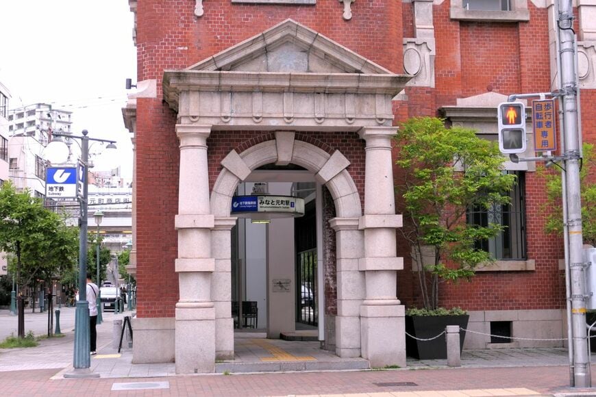 みなと元町駅の地上出入り口がある（編集部撮影）