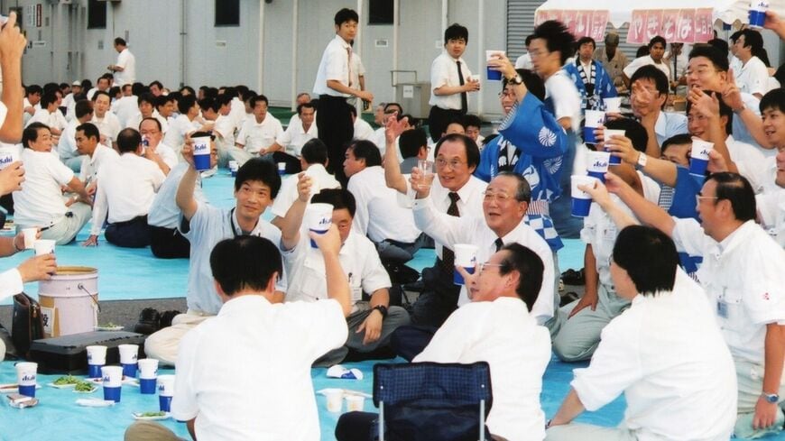 2002年、旧東芝ケミカルを合併し訪れたその日に、駐車場でさっそくコンパをする稲盛氏（写真：京セラ）