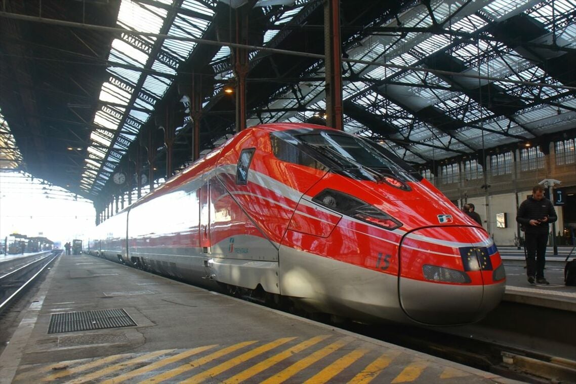 パリ・リヨン駅に到着したミラノからの1番列車
