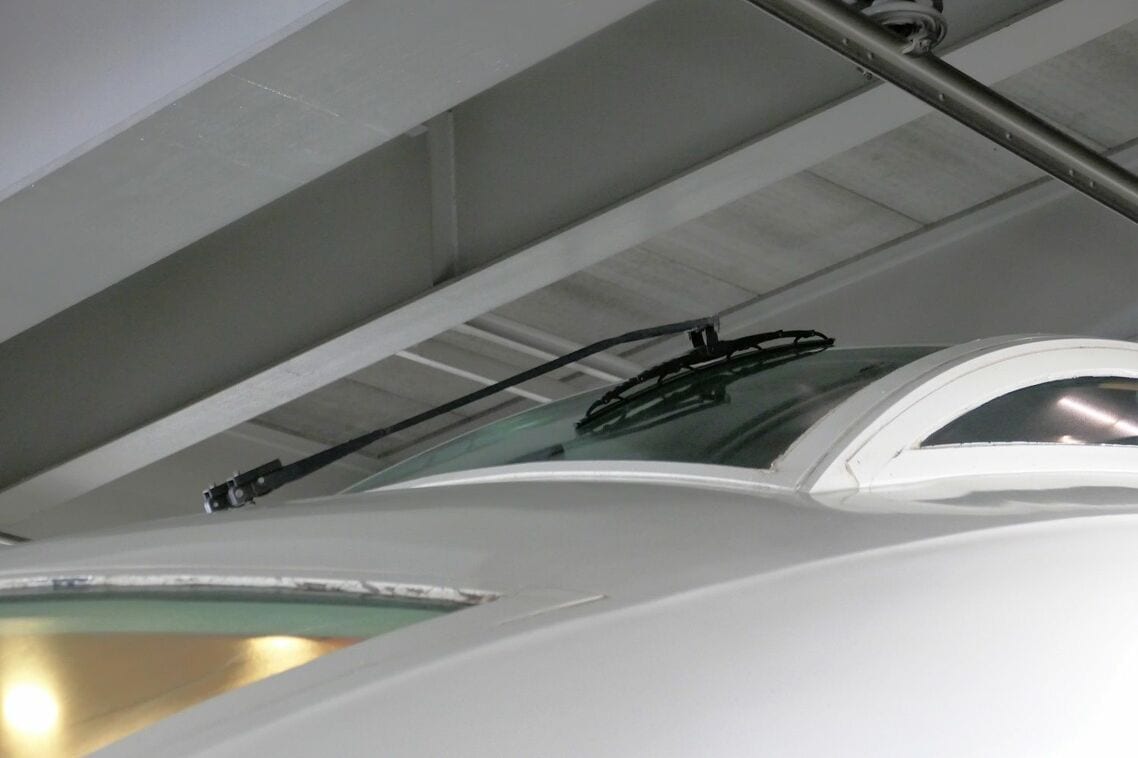 屋根に取り付けられた運転室の窓のワイパー
