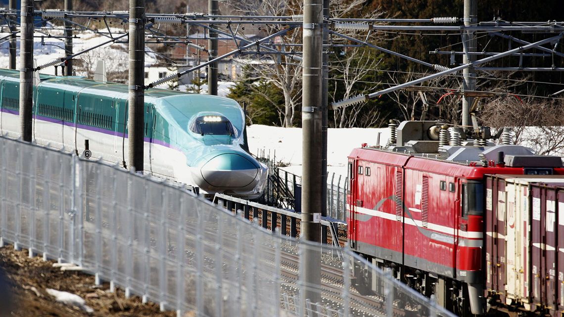 すれ違いう貨物列車と新幹線