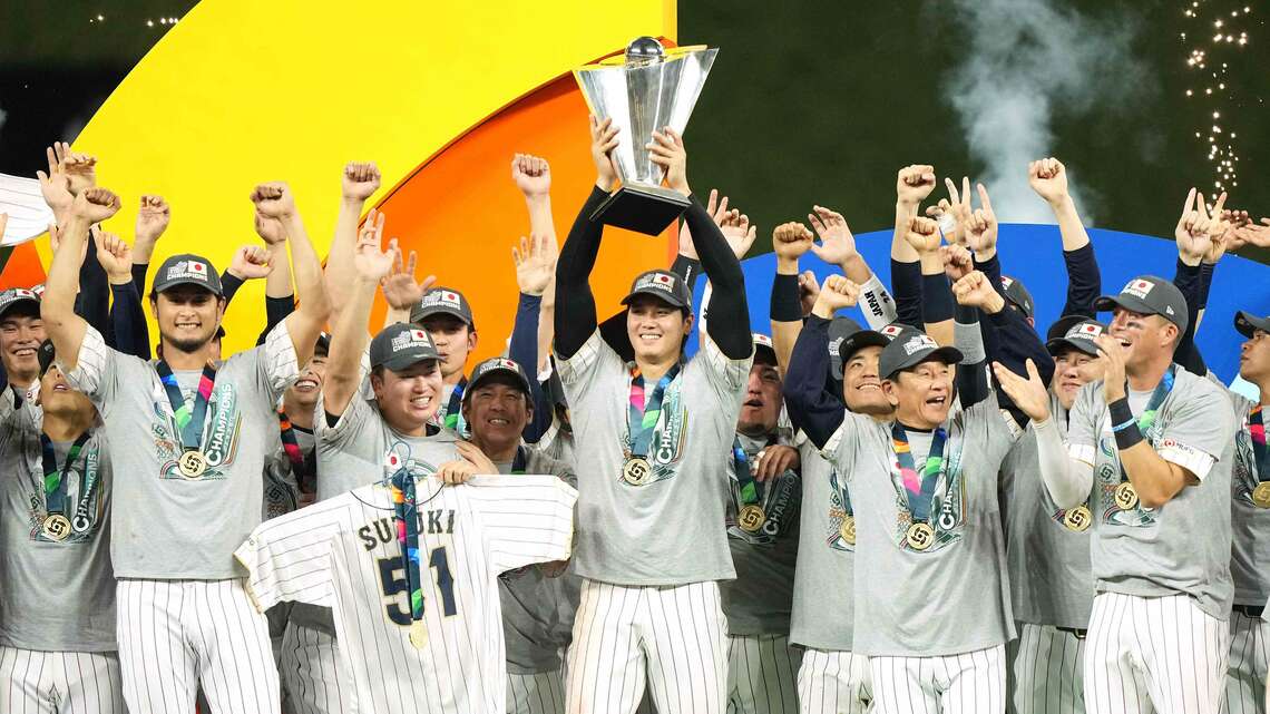 WBC表彰式。表彰台で優勝トロフィーを掲げる大谷翔平。成長期には無理をしなかったようです(写真:AFP=時事)