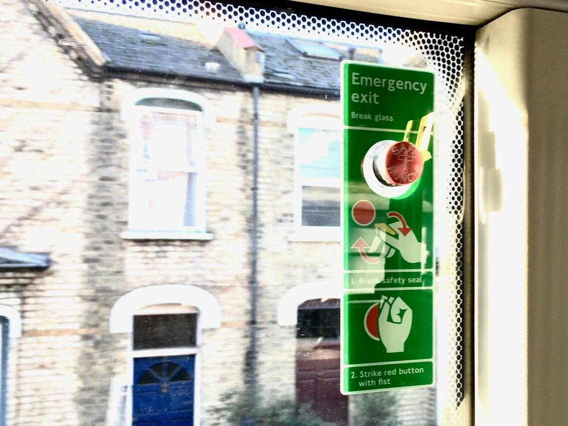 ロンドンの新型バスに設置された非常脱出用装置「セーフパンチ」。安全シールを外して強く叩くとガラスが割れる（筆者撮影）