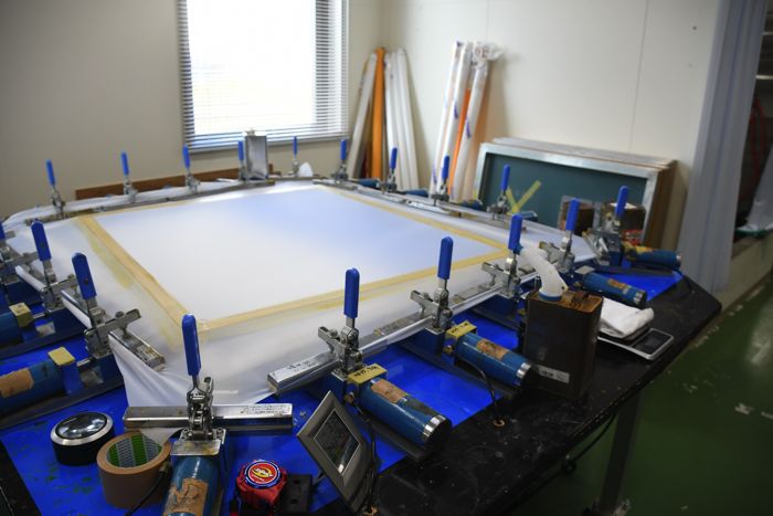 シルクスクリーン印刷で用いる紗張り機（記者撮影）