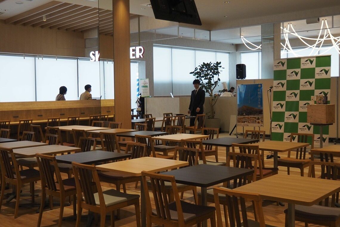 手前がフードコート、奥がレストランと、同じ空間を共有している（筆者撮影）