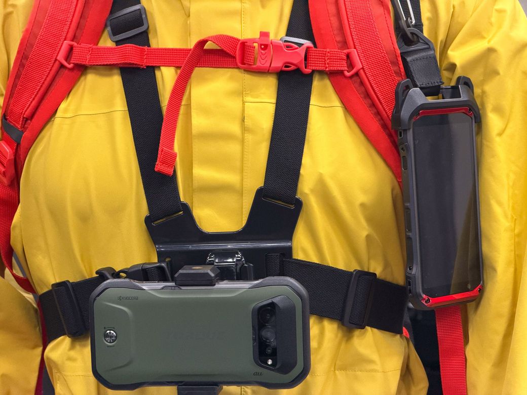 専用のハードホルダーを使ってリュックに装着したイメージ。アクティビティのスタイルに合わせて使い方が広がる（画像：筆者撮影）