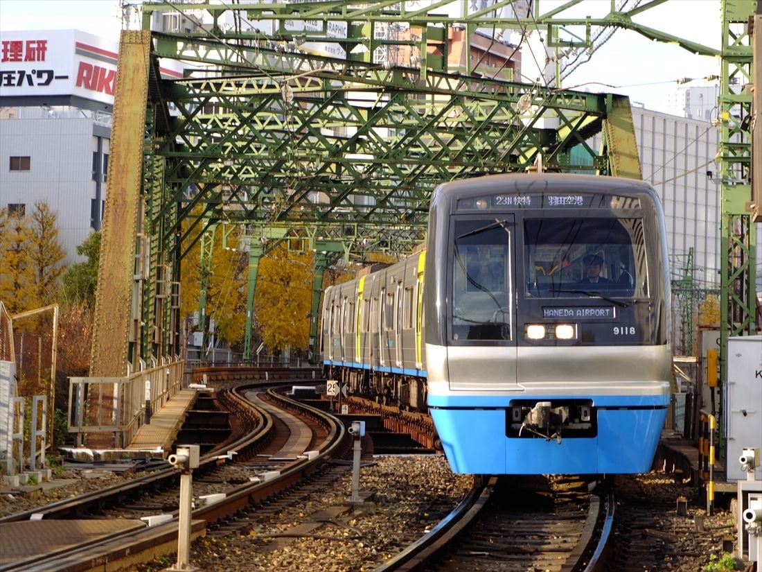 八ツ山橋を走る北総9100系の羽田空港行き（撮影：南正時）