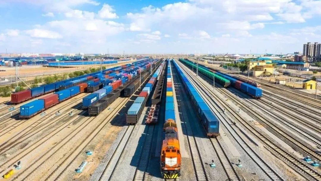 中欧班列の貨物輸送量の拡大は｢ロシア特需｣への依存が大きかった。写真は中国からモンゴル経由でロシア方面に向かう鉄道貨物の積み替え拠点（二連浩特市人民政府のウェブサイトより）