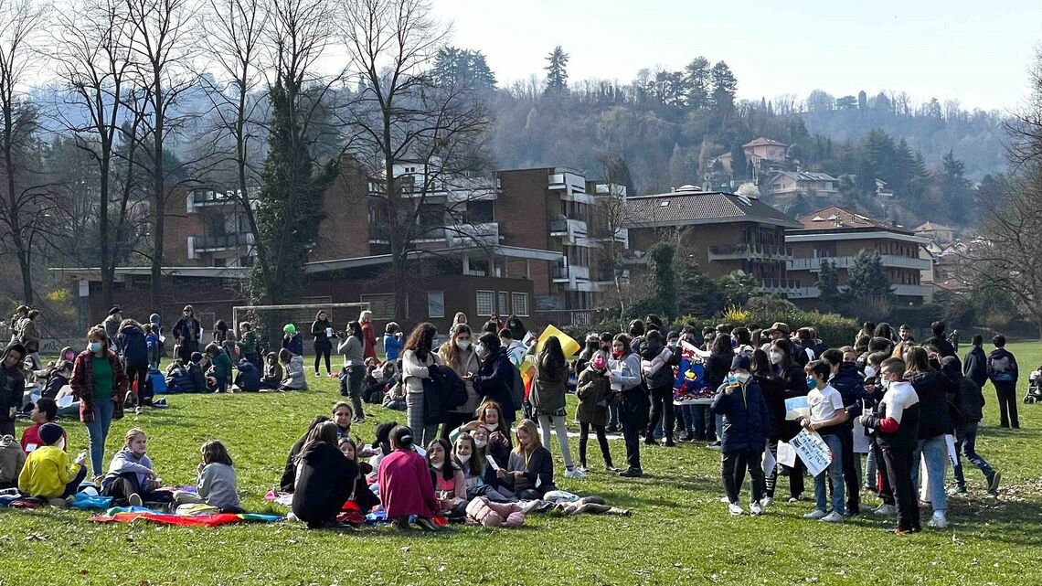 3月21日、イタリア・トリノの公園で、平和を訴える小学生たち（筆者撮影）