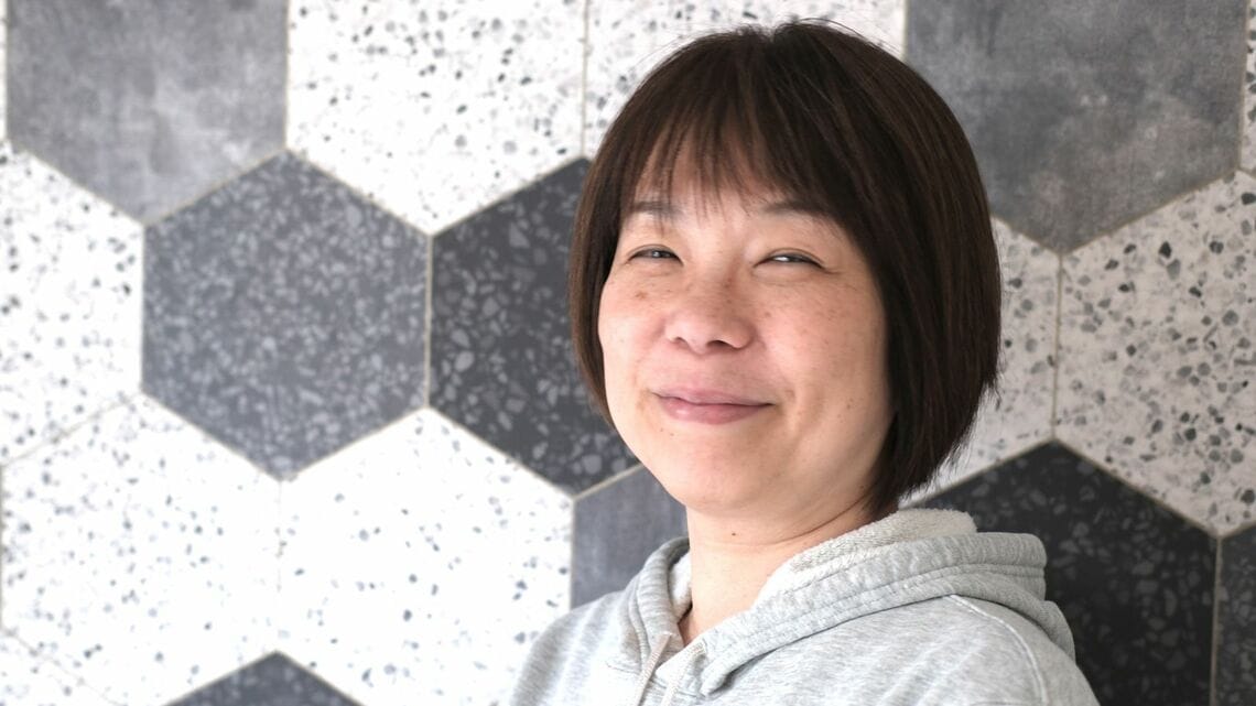 息子の自己肯定感は「世界レベルです（笑）」と語る、喜田悦子さん。経験を活かし、現在は「0歳からのおうち英語 BabyLingo!」で監修（富所彩香氏との共同監修）を務めている（写真：筆者撮影）