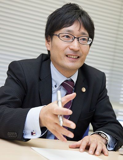 嶋﨑量（しまさき・ちから）弁護士、日本労働弁護団常任幹事、神奈川総合法律事務所主に労働者・労働組合の権利擁護のため活動し、特に教員の労働の問題やワークルール教育に精力的に取り組む。主な著書に『労働者が円満退職するための法律実務』（旬報社）、『#教師のバトン とはなんだったのか－教師の発信と学校の未来』『迷走する教員の働き方改革』『ブラック企業のない社会へ』（いずれも岩波ブックレット・共著）。2019年給特法改正の衆院・国会参考人（写真：本人提供）