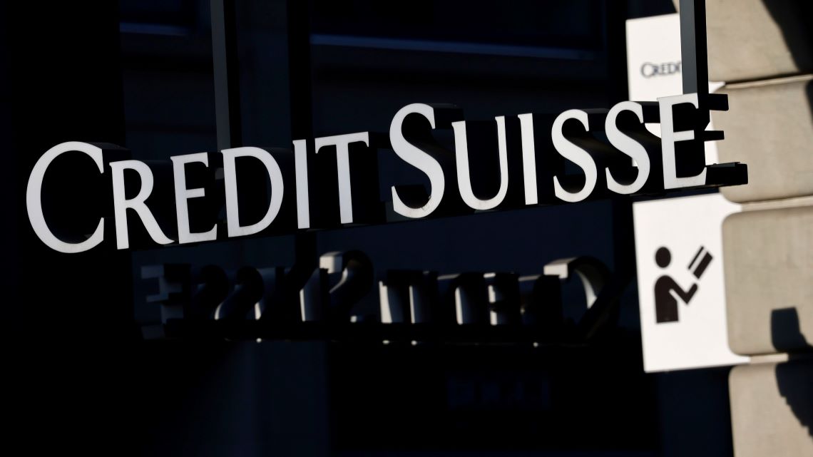 UBSグループに買収されたクレディ・スイス。搾取されるのは「労働者」とは限らない。「資本家」もカモになる(写真:ブルームバーグ)