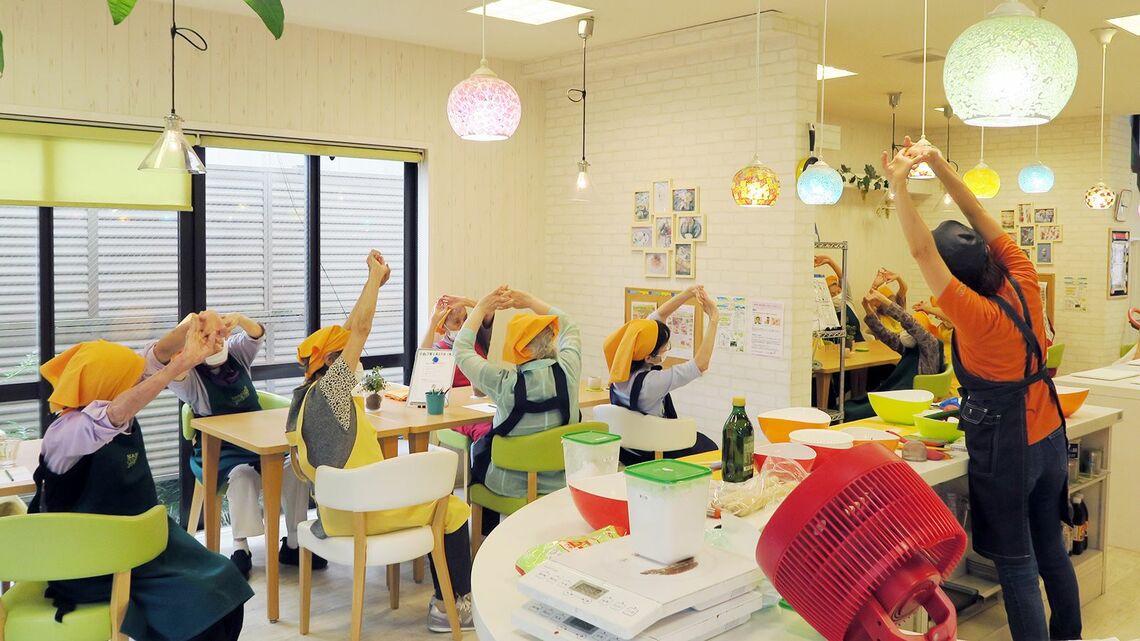 調理の前にストレッチ（写真：編集部撮影）