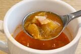 具沢山のミネストローネ。キャベツと玉ねぎのうま味が朝の胃に沁みる（筆者撮影）