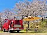 花見にも消防車で。後付けしたタープの下でゆっくり桜を見られる（写真：うつみさん提供）