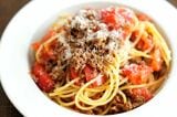 粉チーズが合うので、好みでふりかけてください。皿も温めておくといいでしょう（写真：筆者撮影）