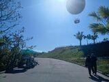 気球からワイヤーが伸びているのが見えるだろうか（写真：筆者撮影）