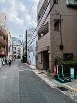 集合住宅が多い通りにもポートがあった（筆者撮影）