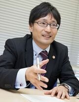 嶋﨑量（しまさき・ちから）弁護士、日本労働弁護団常任幹事、神奈川総合法律事務所主に労働者・労働組合の権利擁護のため活動し、特に教員の労働の問題やワークルール教育に精力的に取り組む。主な著書に『労働者が円満退職するための法律実務』（旬報社）、『#教師のバトン とはなんだったのか－教師の発信と学校の未来』『迷走する教員の働き方改革』『ブラック企業のない社会へ』（いずれも岩波ブックレット・共著）。2019年給特法改正の衆院・国会参考人（写真：本人提供）