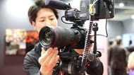 伝統の｢白レンズ｣キヤノンが､あえて"黒"も加えたワケ…プロから初心者､静止画から動画まで総取りを狙う戦略
