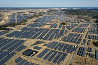 日本中を太陽光パネルが埋め尽くす未来の現実味 脱炭素達成に向けた厳しい道のり