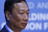 鴻海会長｢今回は買収案件ではなく投資案件｣ シャープ買収を正式調印