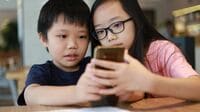 子どもに｢スマホは悪｣と考える大人の短絡的視点 賢い子ほどスマホを上手に使って遊んでいる