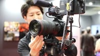 伝統の｢白レンズ｣キヤノンが､あえて"黒"も加えたワケ…プロから初心者､静止画から動画まで総取りを狙う戦略
