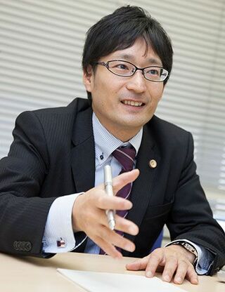 嶋﨑量（しまさき・ちから）弁護士、日本労働弁護団常任幹事、神奈川総合法律事務所主に労働者・労働組合の権利擁護のため活動し、特に教員の労働の問題やワークルール教育に精力的に取り組む。主な著書に『労働者が円満退職するための法律実務』（旬報社）、『#教師のバトン とはなんだったのか－教師の発信と学校の未来』『迷走する教員の働き方改革』『ブラック企業のない社会へ』（いずれも岩波ブックレット・共著）。2019年給特法改正の衆院・国会参考人（写真：本人提供）