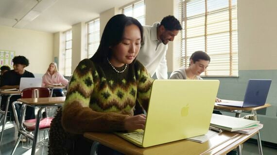 Macを使用する学生