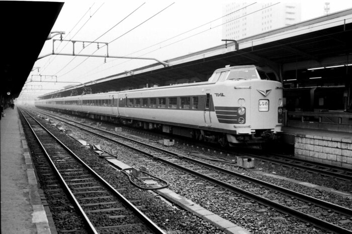 名古屋駅に停車する国鉄時代の「しなの」