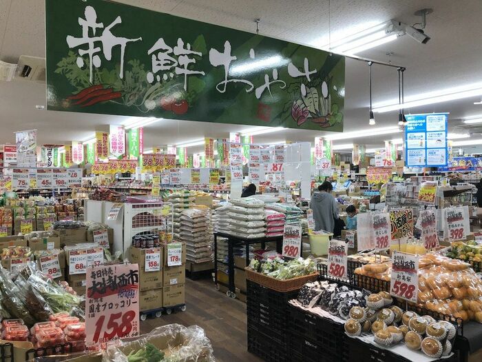 「新鮮おやさい」を掲げ、野菜・果物に力を入れる店もある