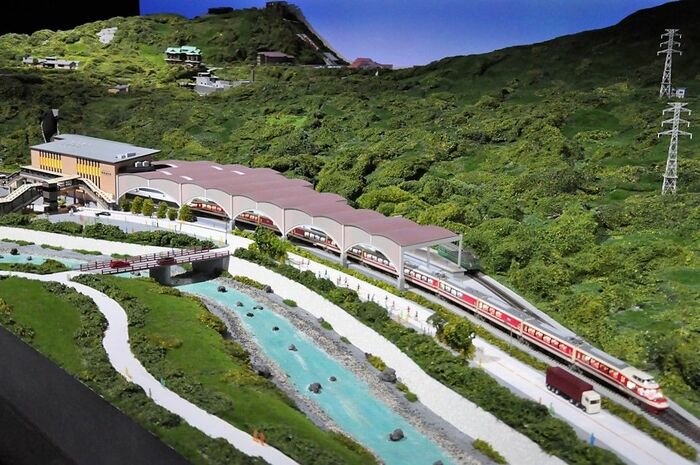 「ジオラマパーク」の箱根湯本駅に入るHiSE