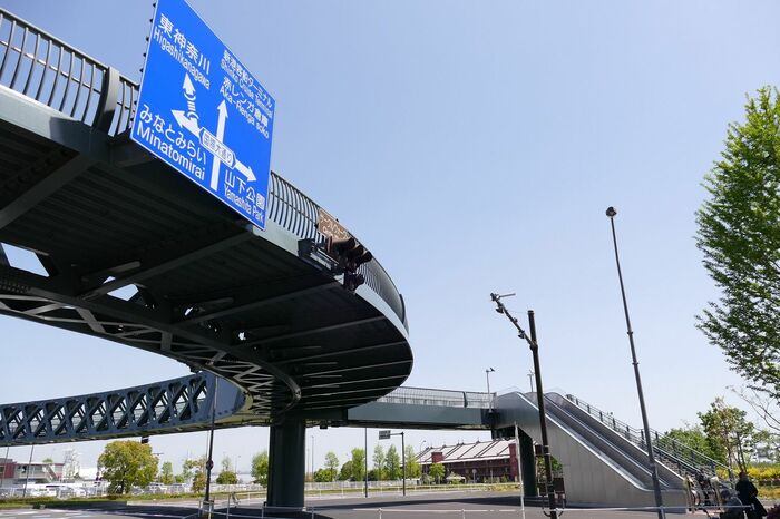 エスカレーターが付いた「新港サークルウォーク」