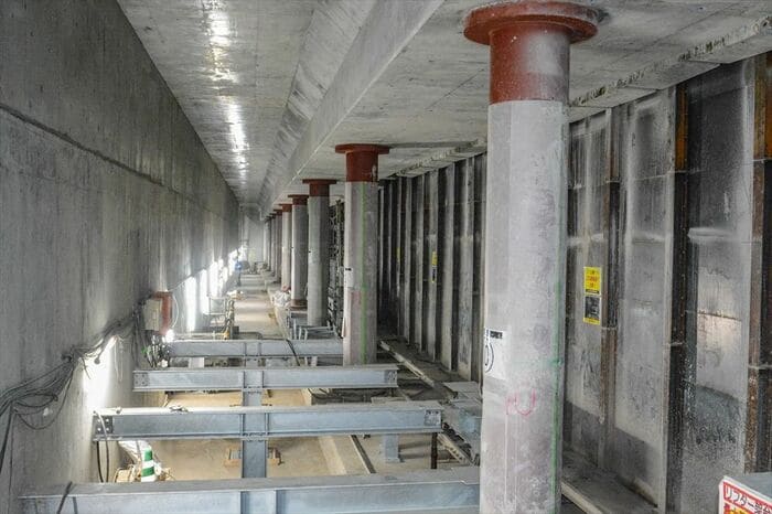 これからホーム床板を設置する部分。右側が線路だ