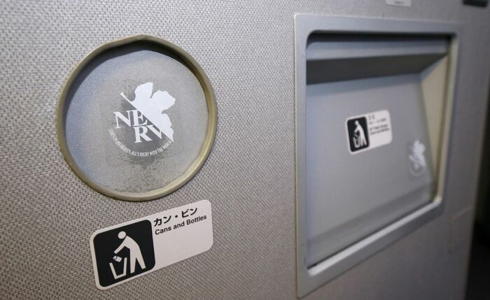 車内の至るところに｢NERV｣のマークが貼ってある