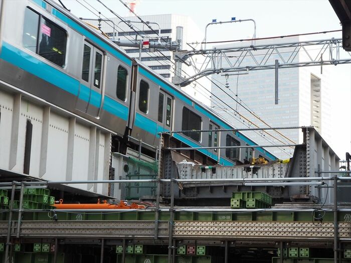 移設後の線路を走る京浜東北線の大船行き
