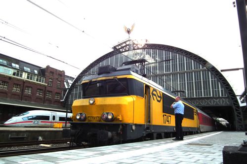 オランダ国鉄のフランス製げんこつ型電気機関車（2012年 筆者撮影）