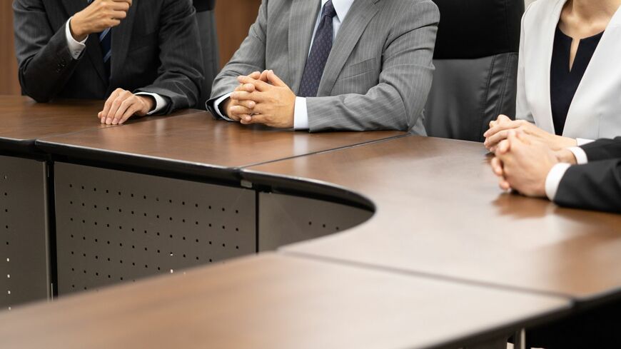 部署同士が対立してしまい、業績も伸び悩む……日本の企業で起こりがちな組織構造の問題です。全社的な“全体最適”な活動にするために有効な方法とは？（写真：polkadot／PIXTA）