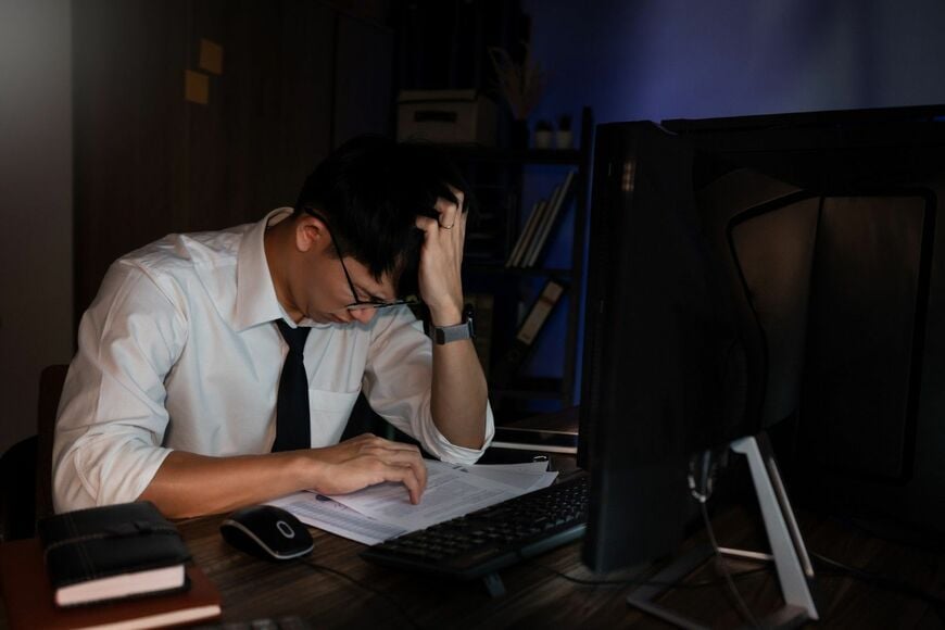 残業する人