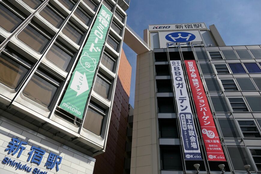 モザイク通り上空には非常時の避難橋が渡してある（記者撮影）