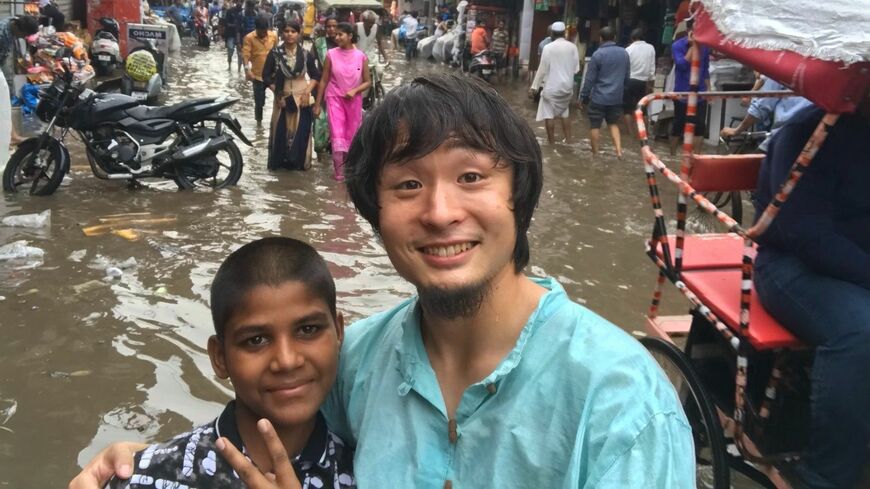 ボクサーから弁護士に転身した男の人生とは？写真はインド旅行中の坪井さん