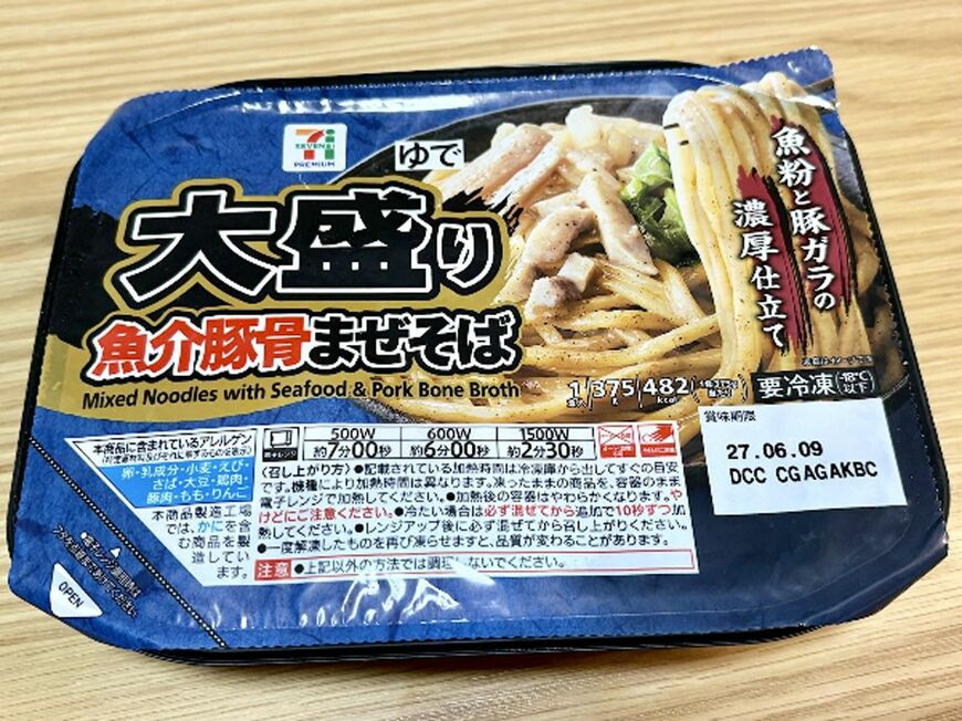SNSで話題の「大盛り魚介豚骨まぜそば」。500キロカロリー以下かつ高タンパクで、濃厚なまぜそばを楽しめる（写真：筆者撮影）