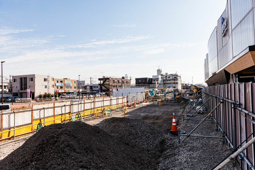 愛宕駅東口では地上時代の線路跡の工事が続く（撮影：鼠入昌史）