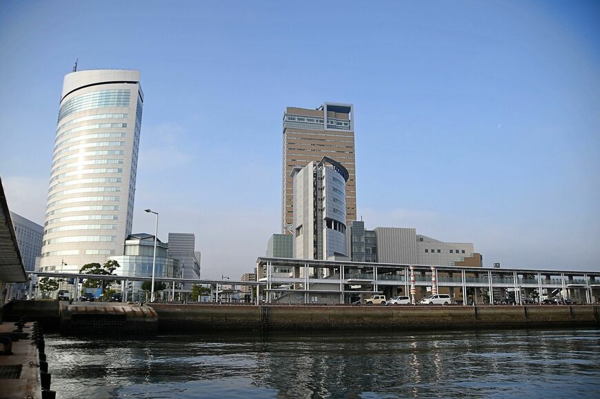 高松港に面する高松シンボルタワー（中央）とJRホテルクレメント高松（筆者撮影）